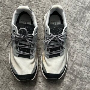 women’s on clouds size 6